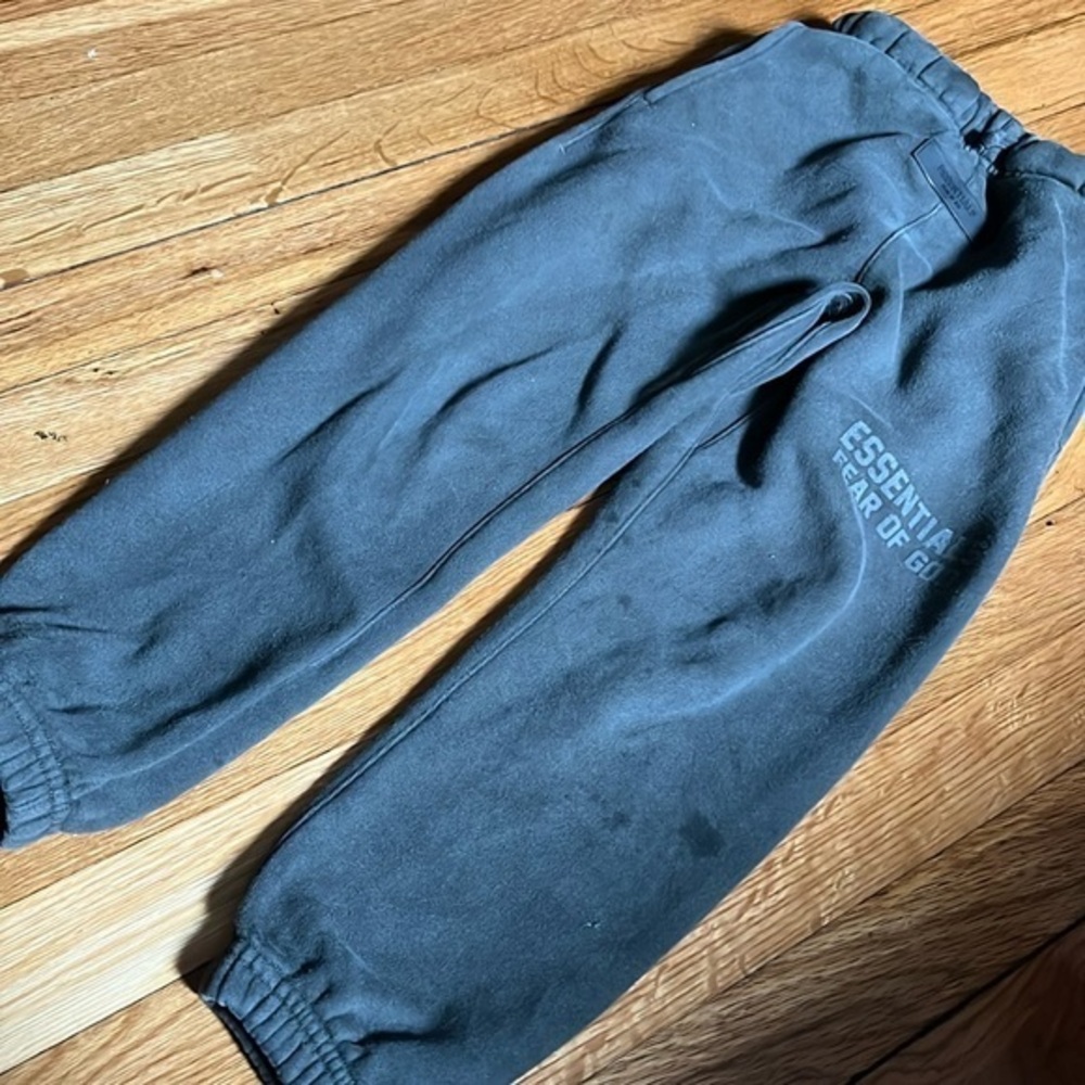 Kids Fear Of God Essentials sweatpants size 6/7 fits 5T signs of wear see pics.
